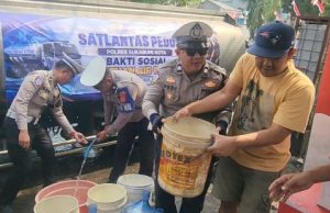 Satlantas Polres Sukabumi Kota Bagikan 8.000 liter Air Bersih Kepada Warga Pabuaran Sukabumi