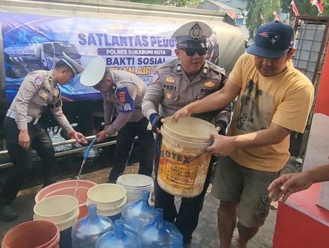 Satlantas Polres Sukabumi Kota Bagikan 8.000 liter Air Bersih Kepada Warga Pabuaran Sukabumi
