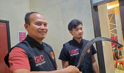 polisi-menunjukan-celurit-yang-dipakai-pelaku-membacok-korban-1787048499540_170