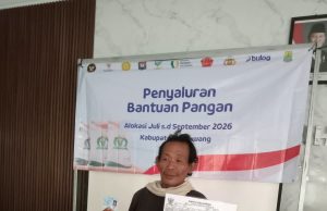 Buruh Harian Lepas Palumbonsari Bersyukur Terima Bantuan Pangan Beras