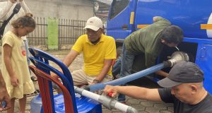 Yayasan Rudi Dewi Marhali dan Man Besi Salurkan Bantuan Air Bersih Siap Minum di Parit Mayor