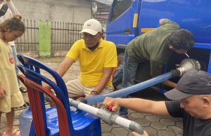 Yayasan Rudi Dewi Marhali dan Man Besi Salurkan Bantuan Air Bersih Siap Minum di Parit Mayor