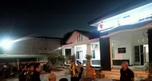 Babinsa TNI AD Bersama Muspika Kecamatan Karawang Gelar Apel di Kelurahan Palumbonsari