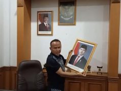 Wakil Ketua DPRD Kota Sukabumi dari Fraksi PDI, Rojab Asy’ari Turunkan Foto Wapres Gibran