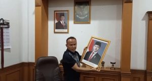 Wakil Ketua DPRD Kota Sukabumi dari Fraksi PDI, Rojab Asy’ari Turunkan Foto Wapres Gibran
