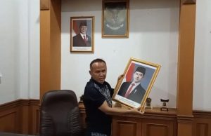 Wakil Ketua DPRD Kota Sukabumi dari Fraksi PDI, Rojab Asy’ari Turunkan Foto Wapres Gibran
