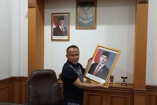 Wakil Ketua DPRD Kota Sukabumi dari Fraksi PDI, Rojab Asy’ari Turunkan Foto Wapres Gibran